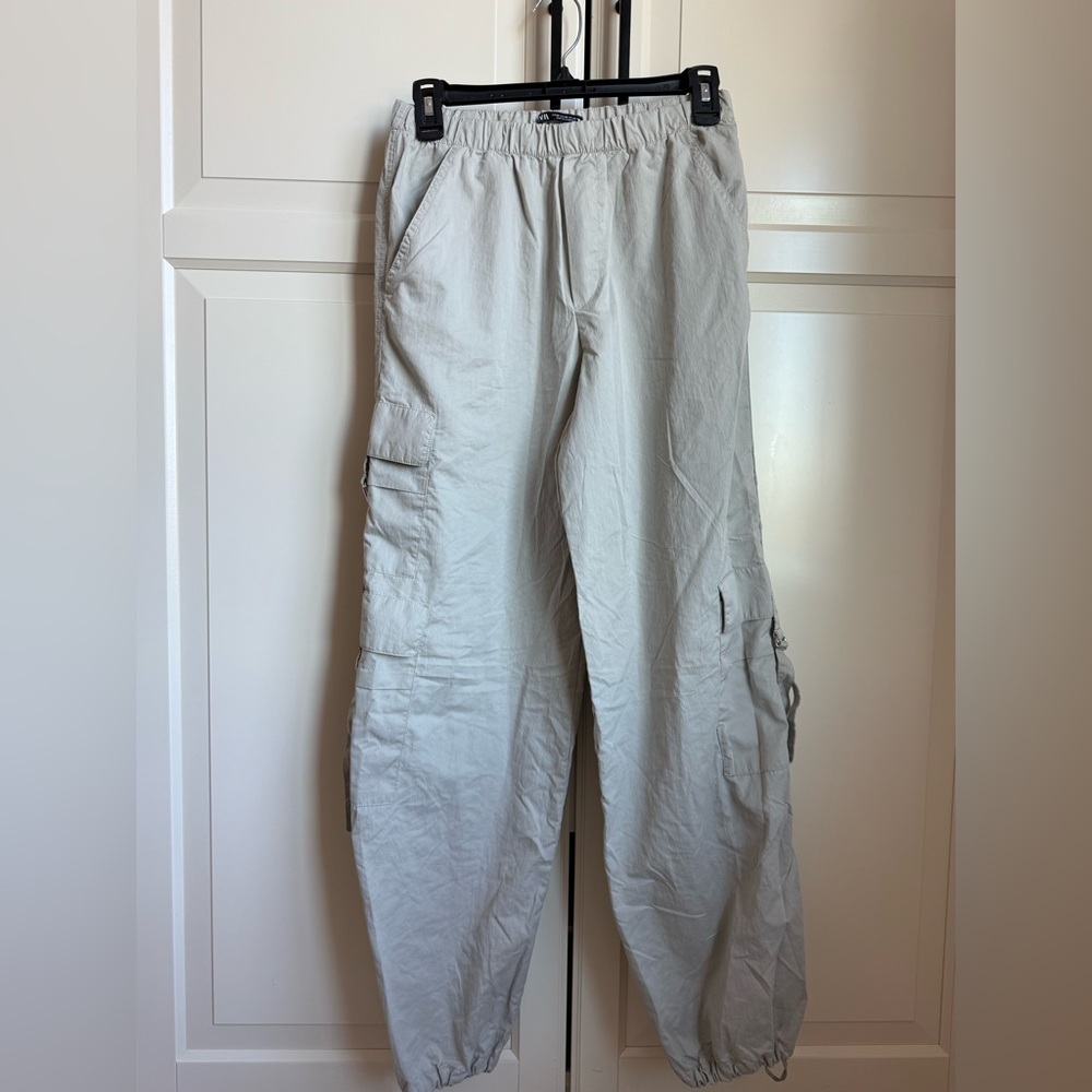 Zara Utility Cargo Pants. Soft Green color. Size XS